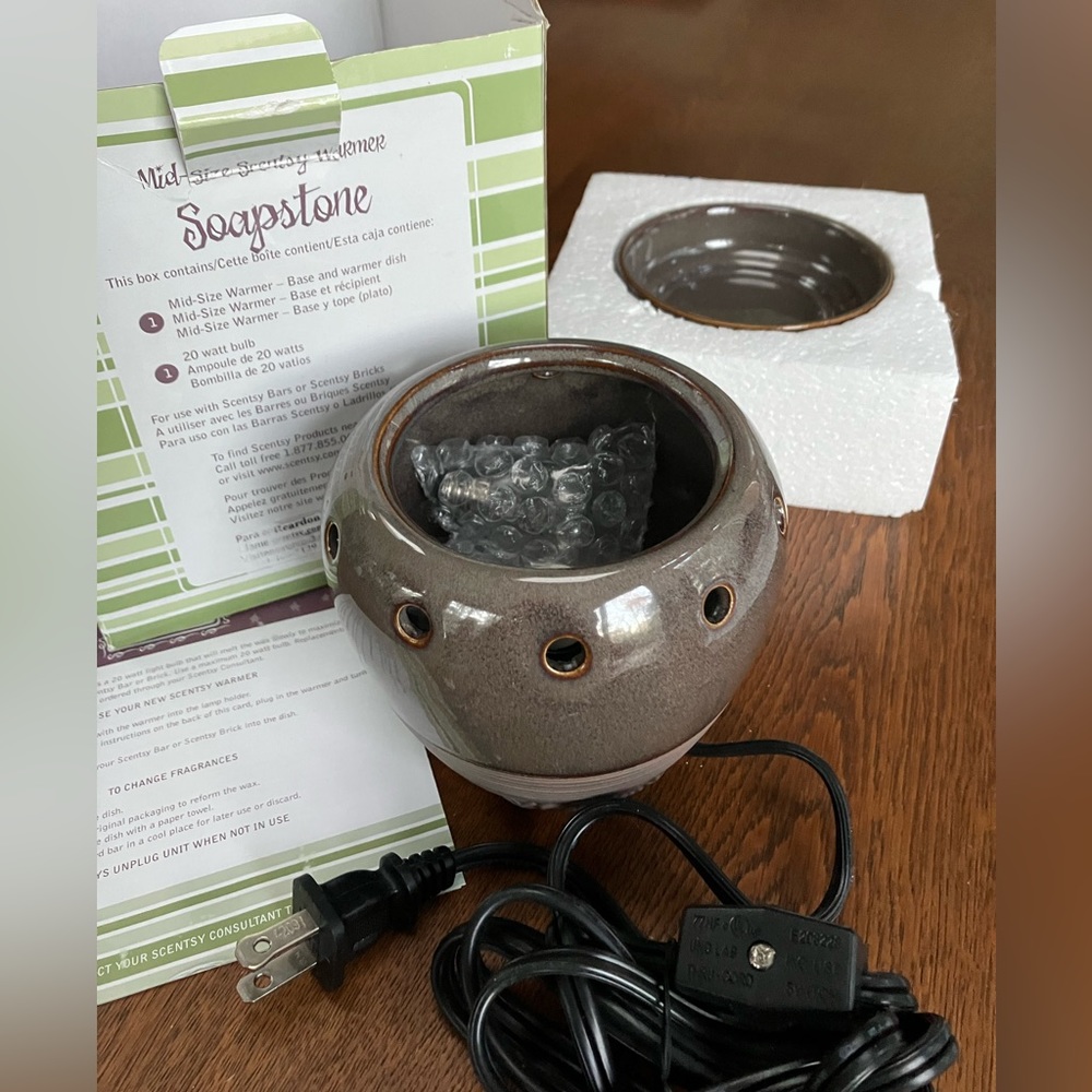 SCENTSY’s Soapstone Mid-size, new in box. Includes warmer bulb. Modern look.